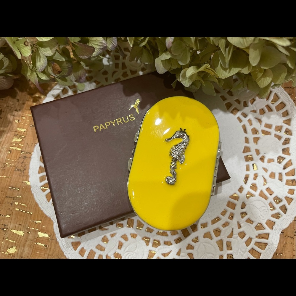 Compact mirror by Papyrus